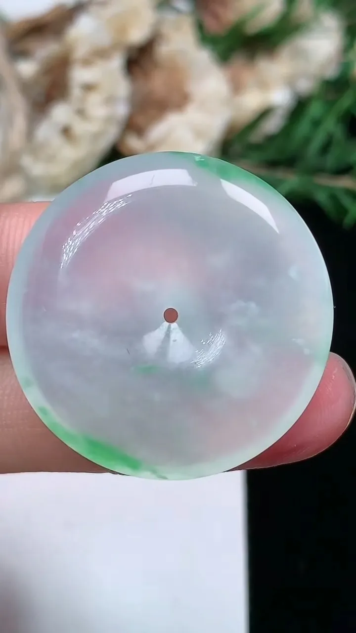 天然A货翡翠平安扣吊坠，尺寸28.3-5.7，重量:9.40g
1月23日