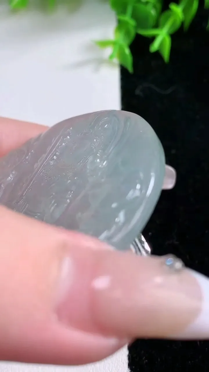 天然A货翡翠种飘花虚空藏菩萨吊坠，尺寸51-5.5，重量:32.53g
1月23日