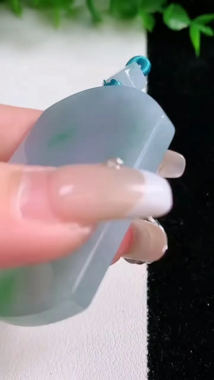 天然A货翡翠无事牌吊坠，尺寸53-39.3-5.6，重量:36.77g
1月23日