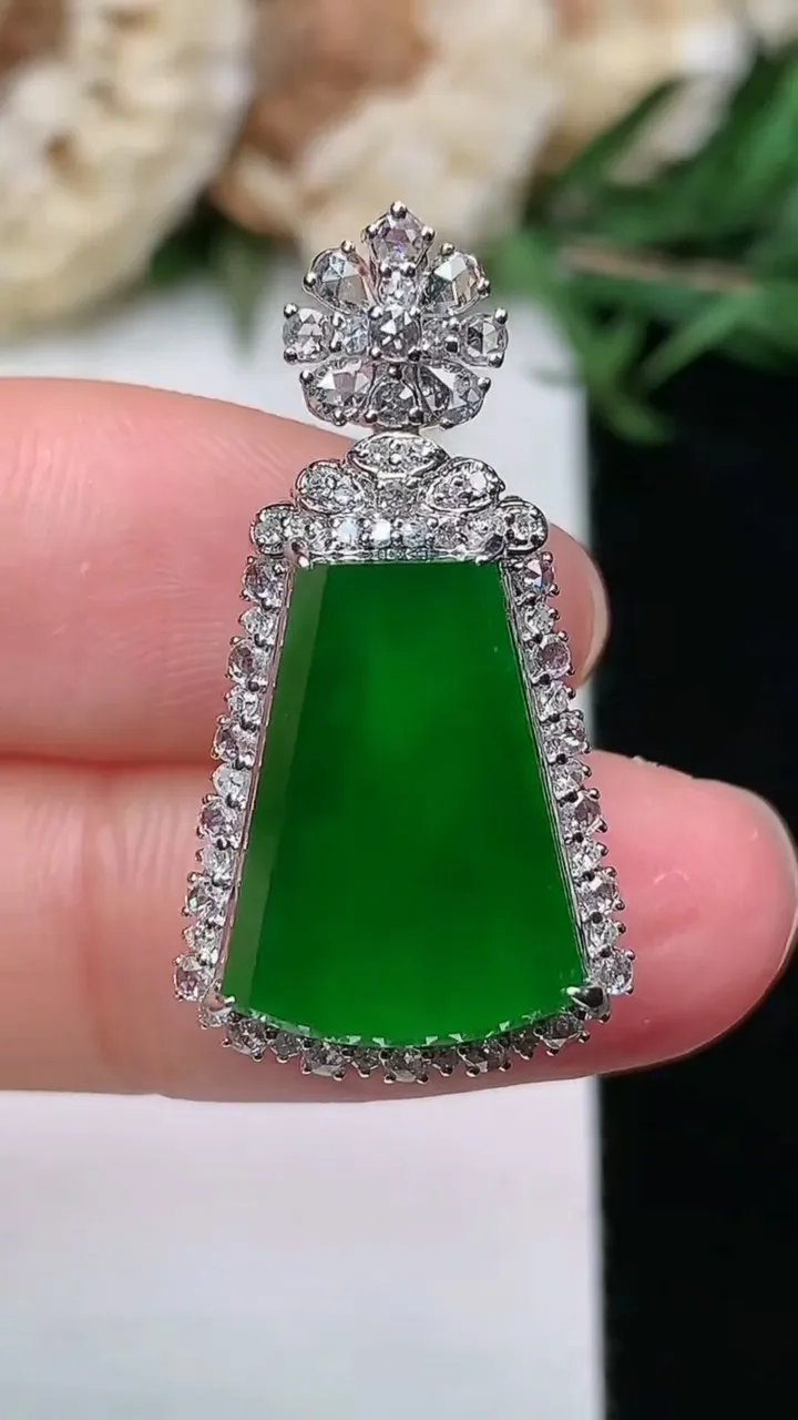 天然A货翡翠无事牌吊坠，尺寸28.9-15.3-10.9，裸石15.7-10.9，重量:5.02g
1月23日