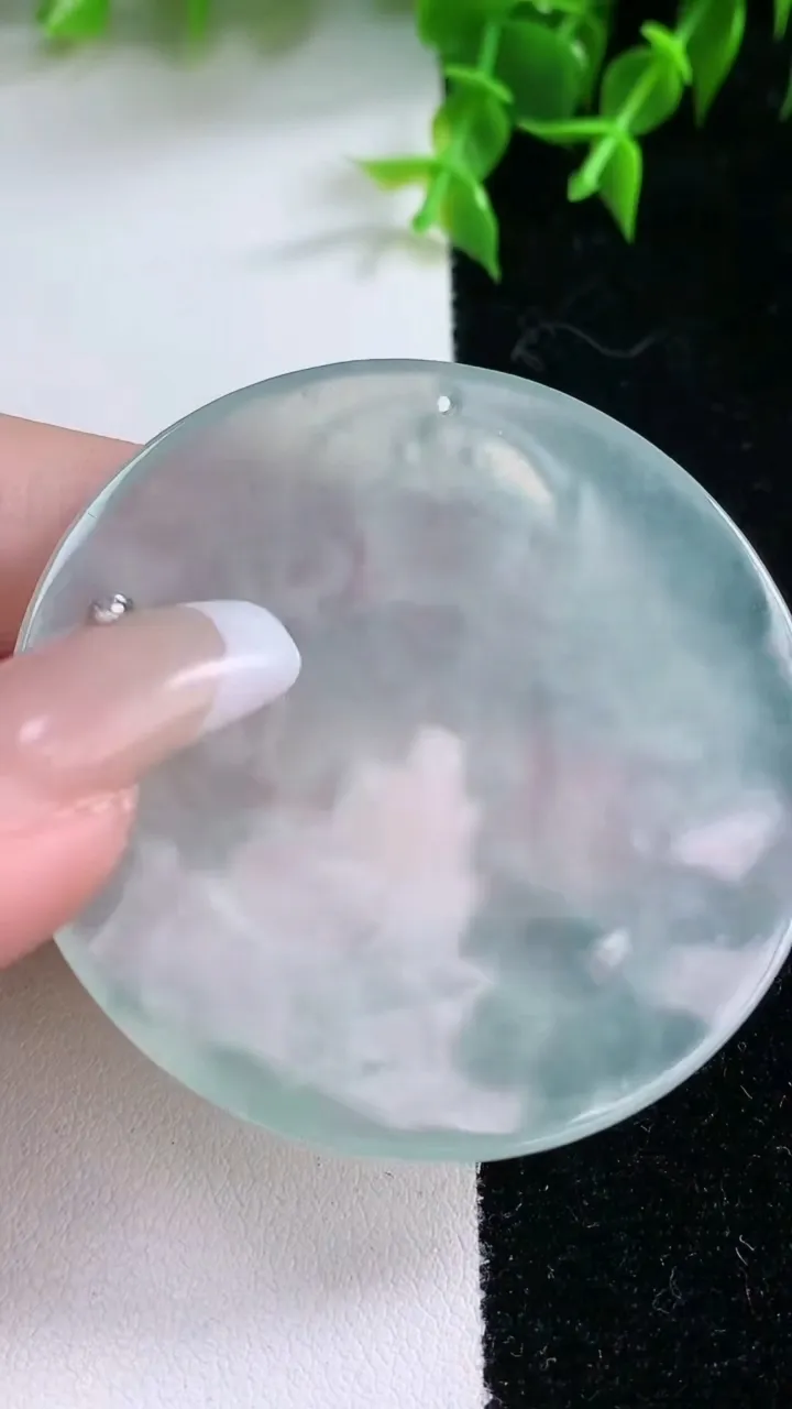 天然A货翡翠种飘花虚空藏菩萨吊坠，尺寸51-5.5，重量:32.53g
1月23日