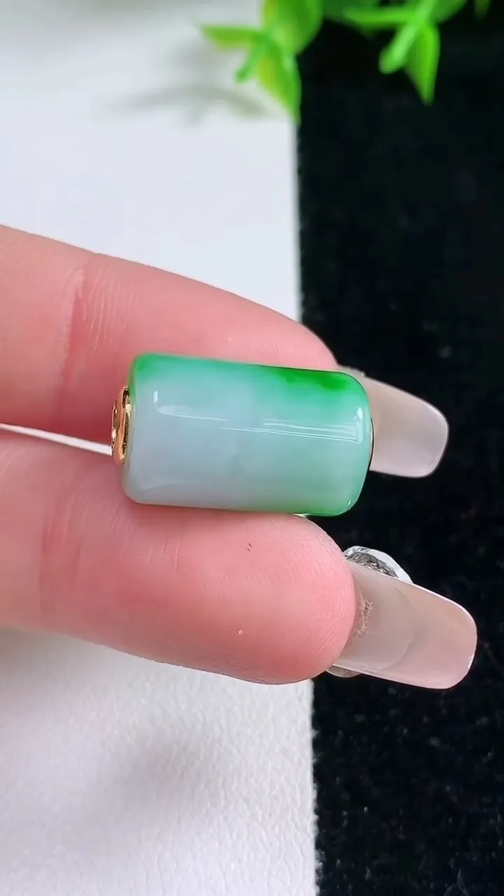 天然A货翡翠路路通吊坠，尺寸19.5-11.2，重量:5.85g
1月23日