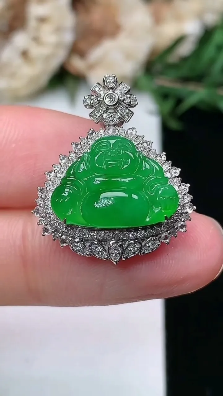 天然A货翡翠佛公吊坠，尺寸23-19.5-10.3，裸石10.8-14.7，重量:3.71g
1月23日