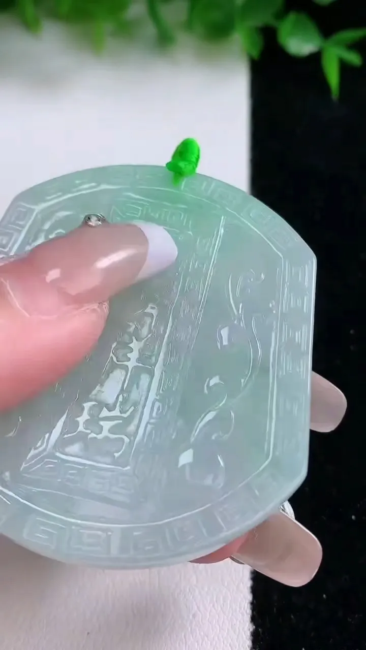 天然A货翡翠麒麟吊坠，尺寸52.8-47.3-5，重量:28.22g
1月23日