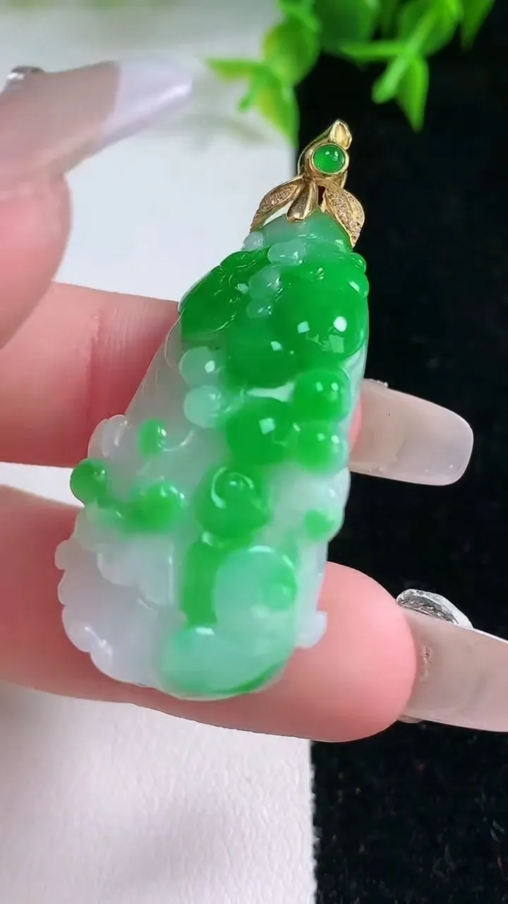 天然A货翡翠白菜吊坠，尺寸40-19.4-10.3，重量:16.32g
1月23日