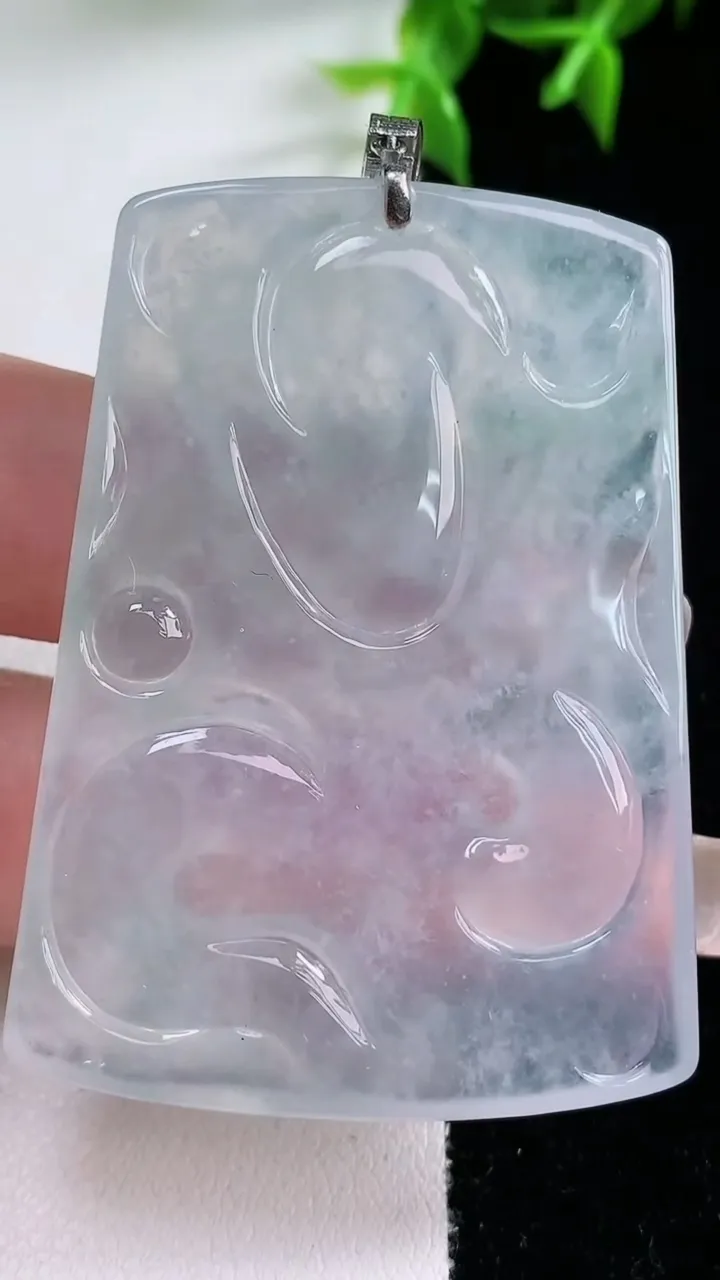 天然A货翡翠种白冰龙牌吊坠，尺寸52-36.6-6，重量:28.21g
1月23日