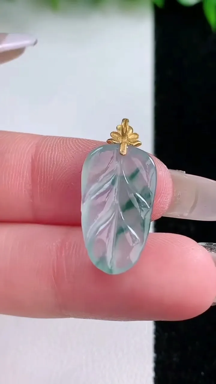 天然A货翡翠种飘花金枝玉叶 叶子吊坠，尺寸19.5-11.5-3.2，重量:1.53g
1月23日