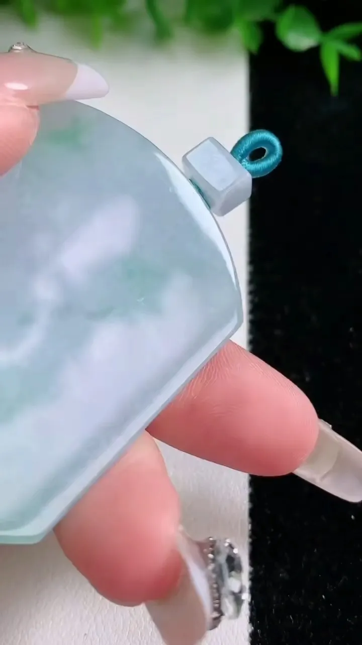 天然A货翡翠无事牌吊坠，尺寸53-39.3-5.6，重量:36.77g
1月23日