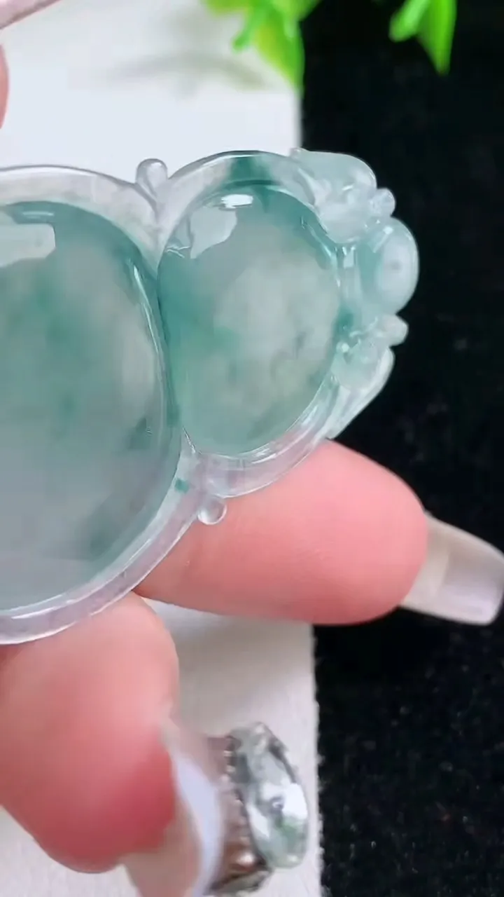 天然A货翡翠种飘花葫芦吊坠，，尺寸48.6-29.5-7.2，重量:23.36g
1月23日