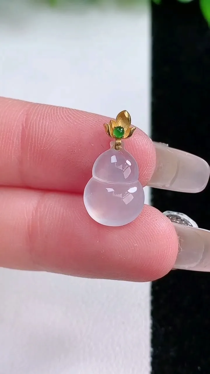 天然A货翡翠种飘花葫芦吊坠，尺寸13.3-10-4，重量:0.87g
1月23日