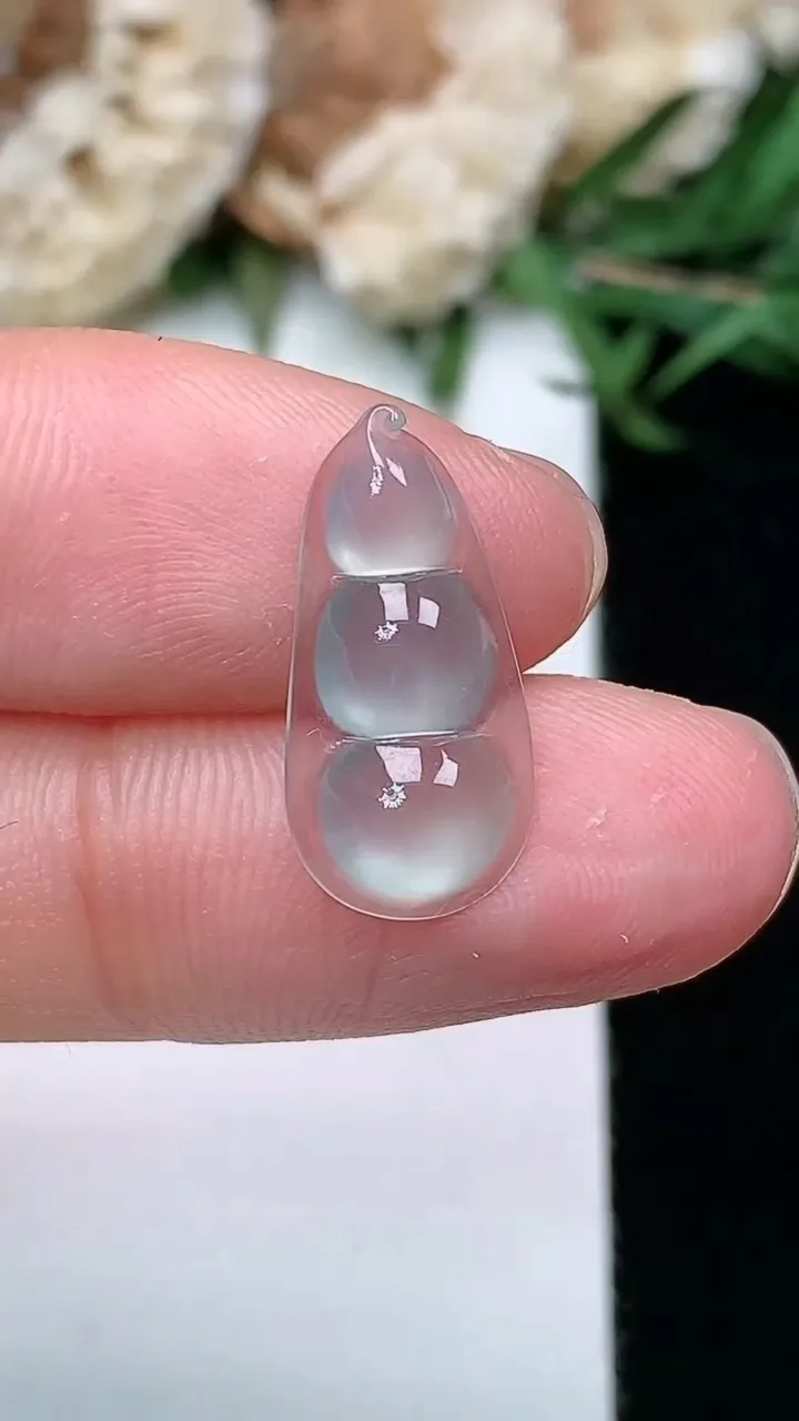 天然A货翡翠白冰福豆镶嵌件，尺寸17.6-8.6-3，重量:0.60g
1月23日