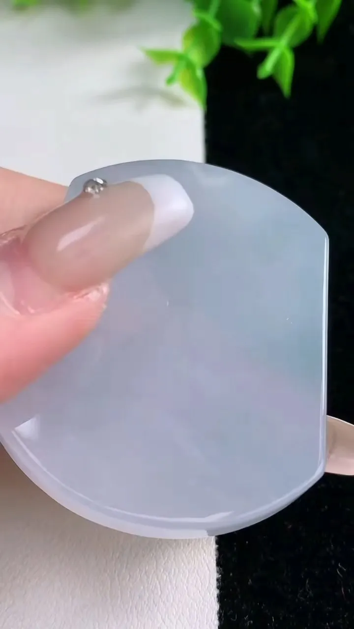 天然A货翡翠紫罗兰无事牌镶嵌件，尺寸49.5-40-5.8，重量:33.53g
1月23日