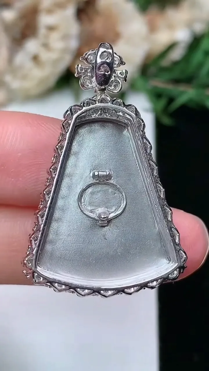 天然A货翡翠无事牌吊坠，尺寸34.4-22-7.9，裸石23-17.8，重量:5.12g
1月23日