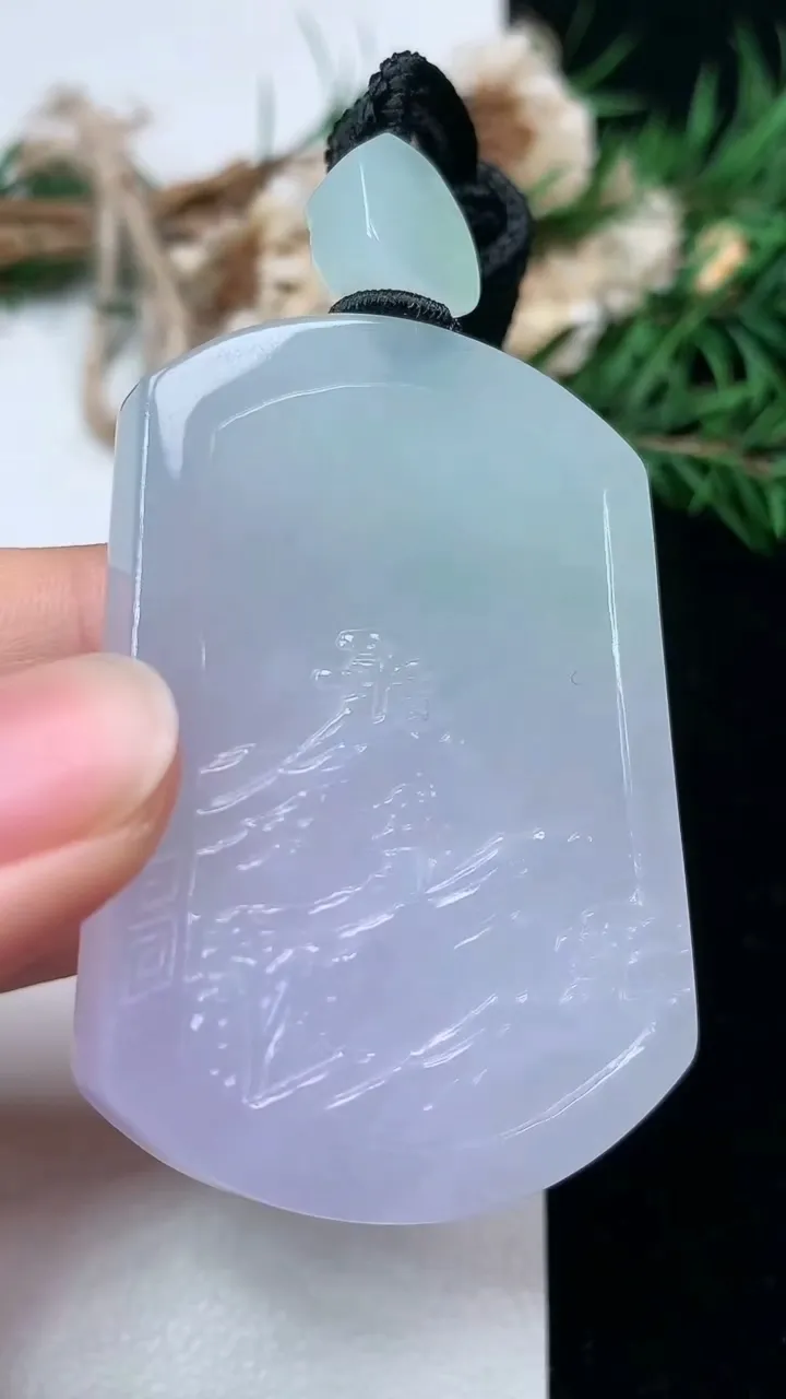 天然A货翡翠春带彩 紫罗兰生肖马牌吊坠，尺寸51.9-37.4-10.8，重量:51.77g
1月23日