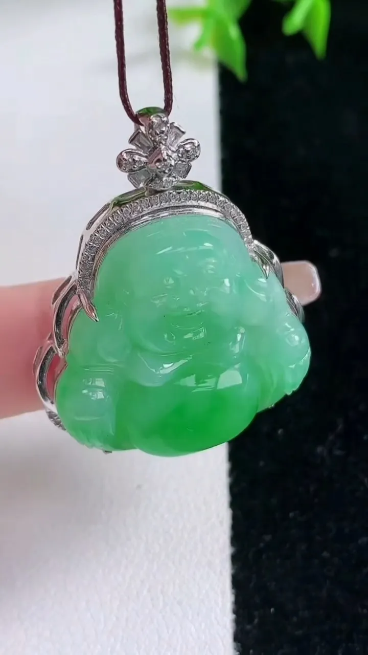天然A货翡翠佛公吊坠，尺寸36.5-29-9.8，裸石25.5-26.5重量:10.00g
1月23日