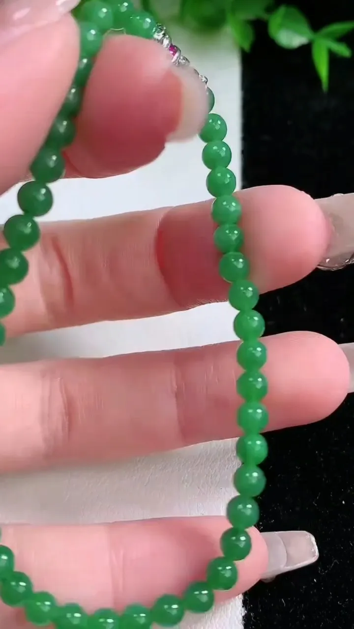 天然A货翡翠小米珠手串，尺寸4-44颗，重量:5.80g1月23日
工厂直销收藏佳品,种好水足，色泽
