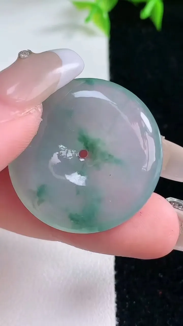 天然A货翡翠种飘花平安扣吊坠，尺寸29.6-5.6，重量:10.27g
1月23日