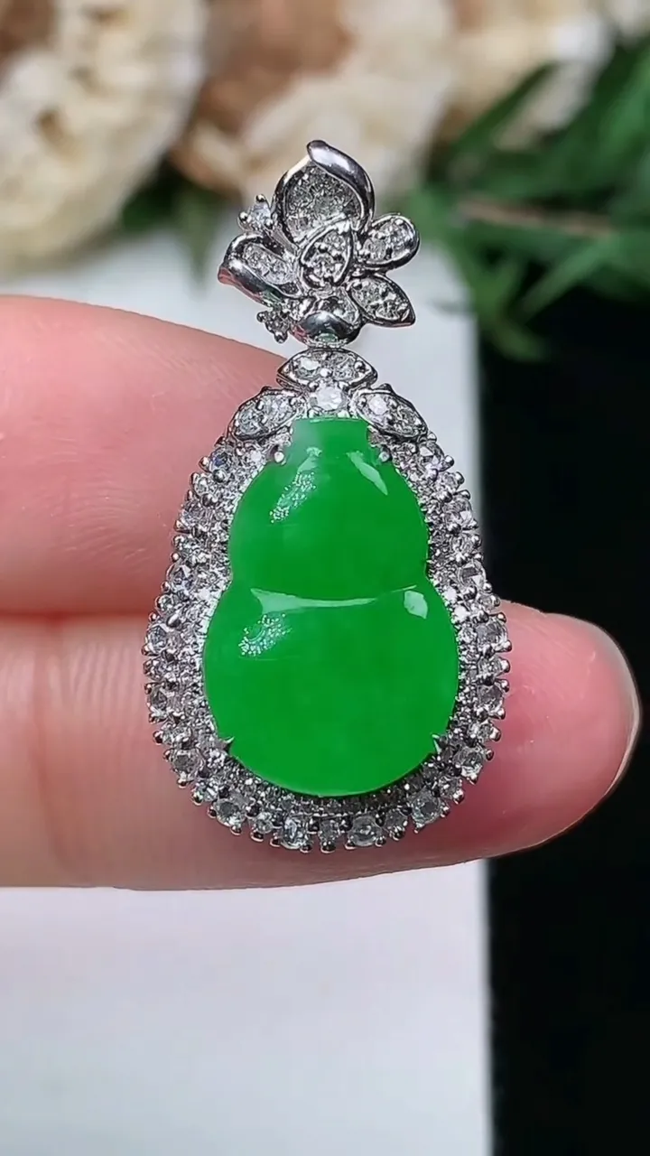 天然A货翡翠葫芦吊坠，尺寸28-14.7-9.8，裸石14.5-9.8，重量:4.46g
1月23日