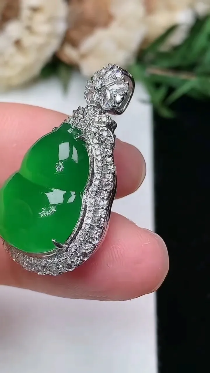 天然A货翡翠葫芦吊坠，尺寸30-17.4-12，裸石17.3-13，重量:5.99g
1月23日