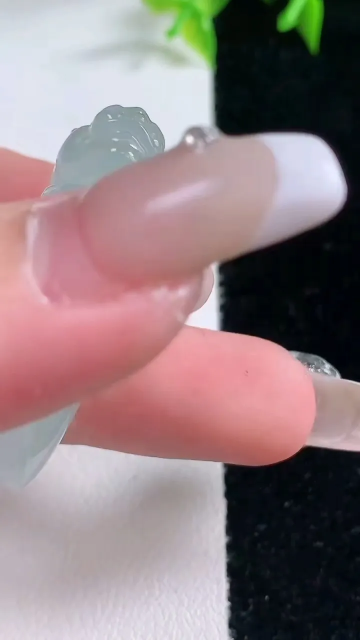 天然A货翡翠寿桃吊坠，尺寸37.8-18.8-12，重量:14.72g
1月23日