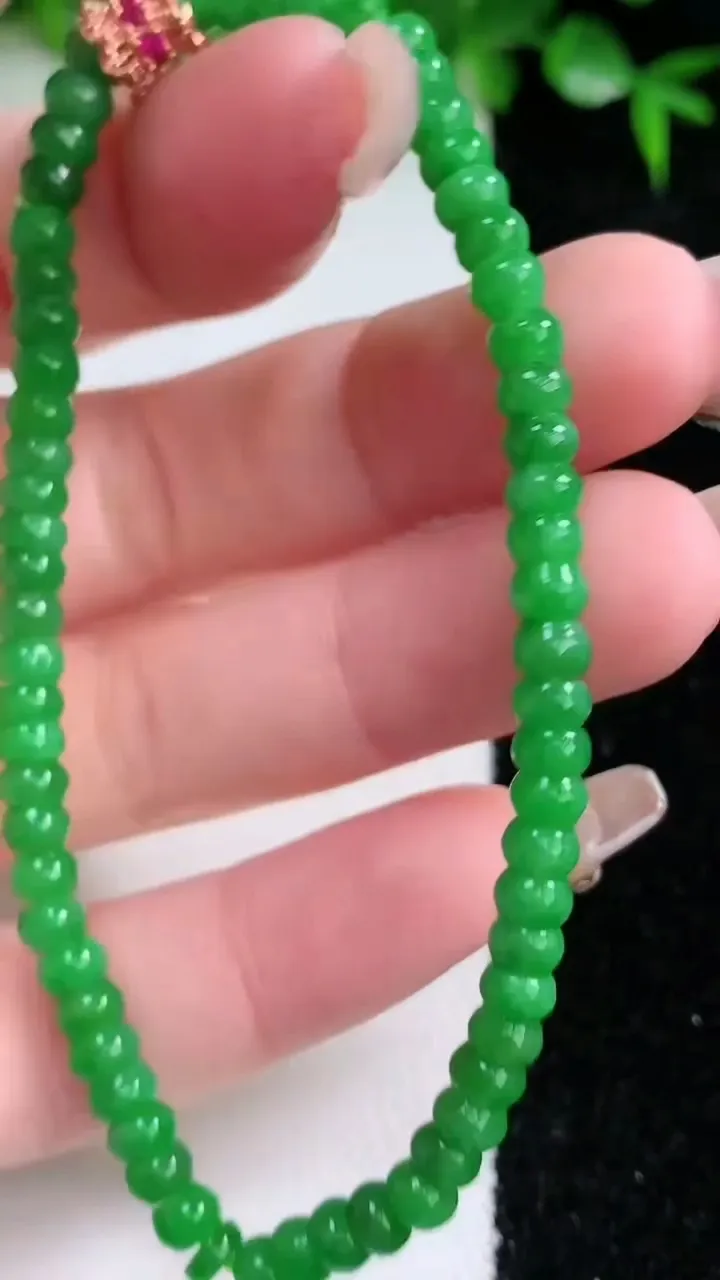 天然A货翡翠算盘珠手串，尺寸4.3-2.8-63颗，重量:7.31g1月23日
工厂直销收藏佳品,种好水足，色泽均匀，有种有色，上手高大气！