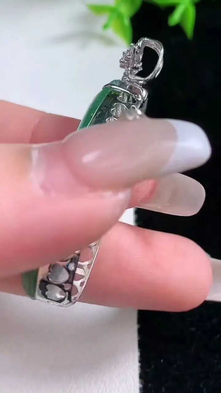 天然A货翡翠福瓜吊坠，尺寸37.5-16-9，重量:9.58g
1月23日