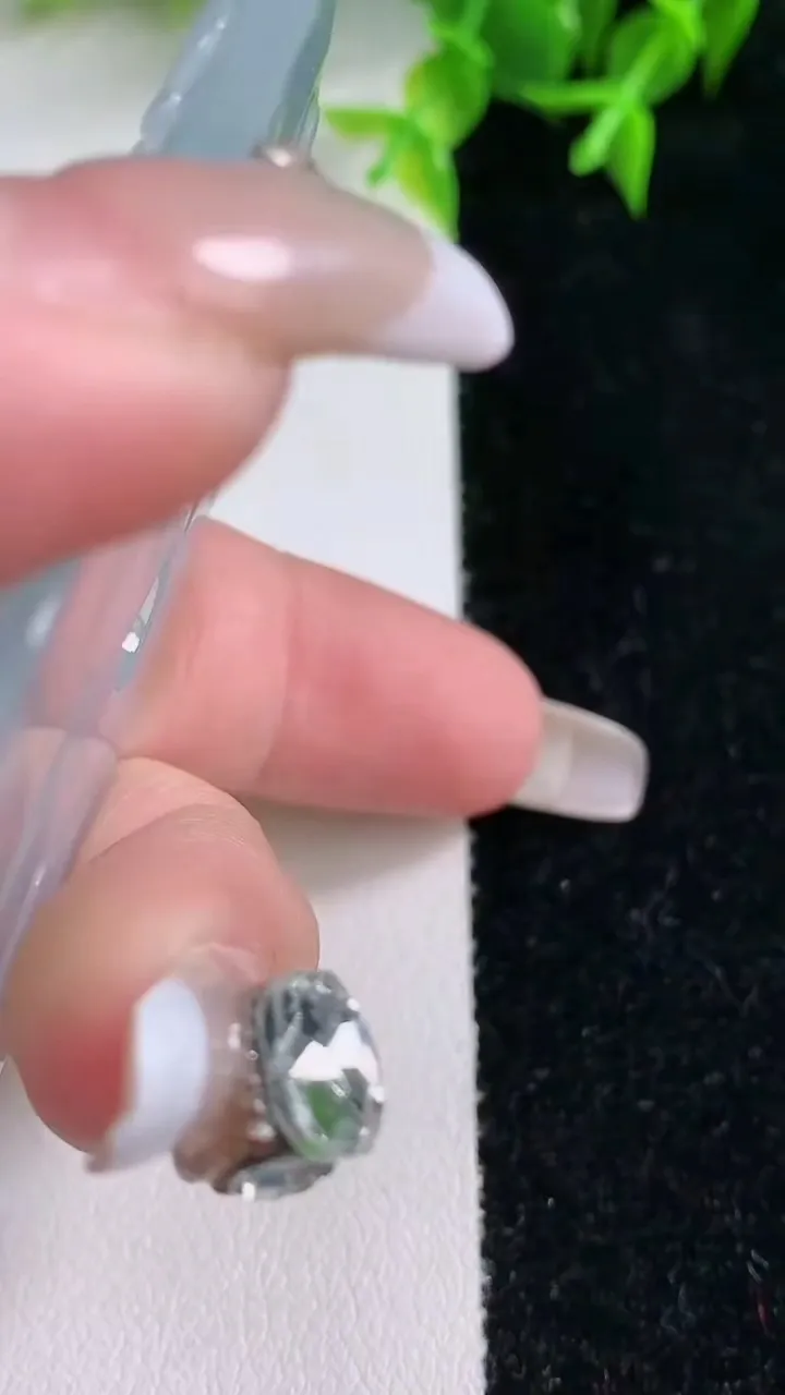 天然A货翡翠种白冰虚空藏菩萨吊坠，尺寸66.4-41.4-6.3，重量:40.59g
1月23日