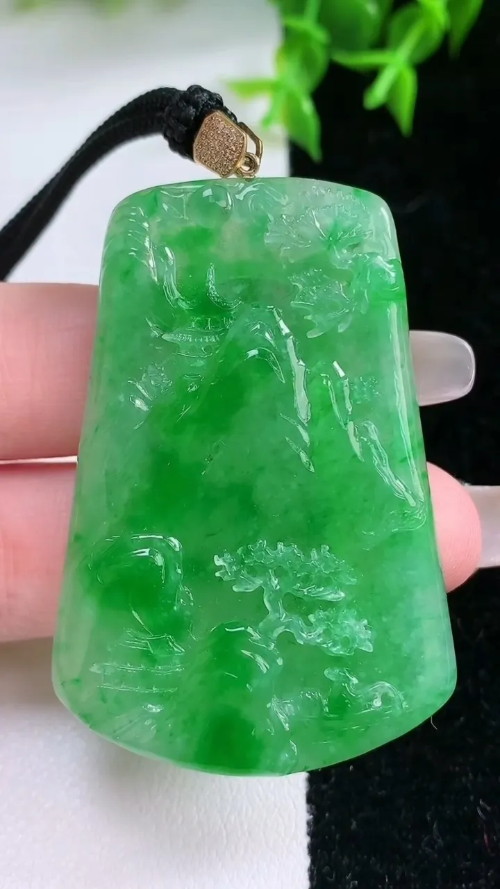 天然A货翡翠山水牌吊坠，尺寸51.2-33.7-4.8，重量:20.92g
1月23日