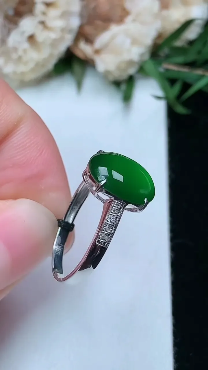 天然A货翡翠蛋面戒指，尺寸16.7-10.7-8.9，重量:1.75g2026年1月23日
工厂直销收藏佳品,种好水足，色泽均匀，有种有色，上手高大气！