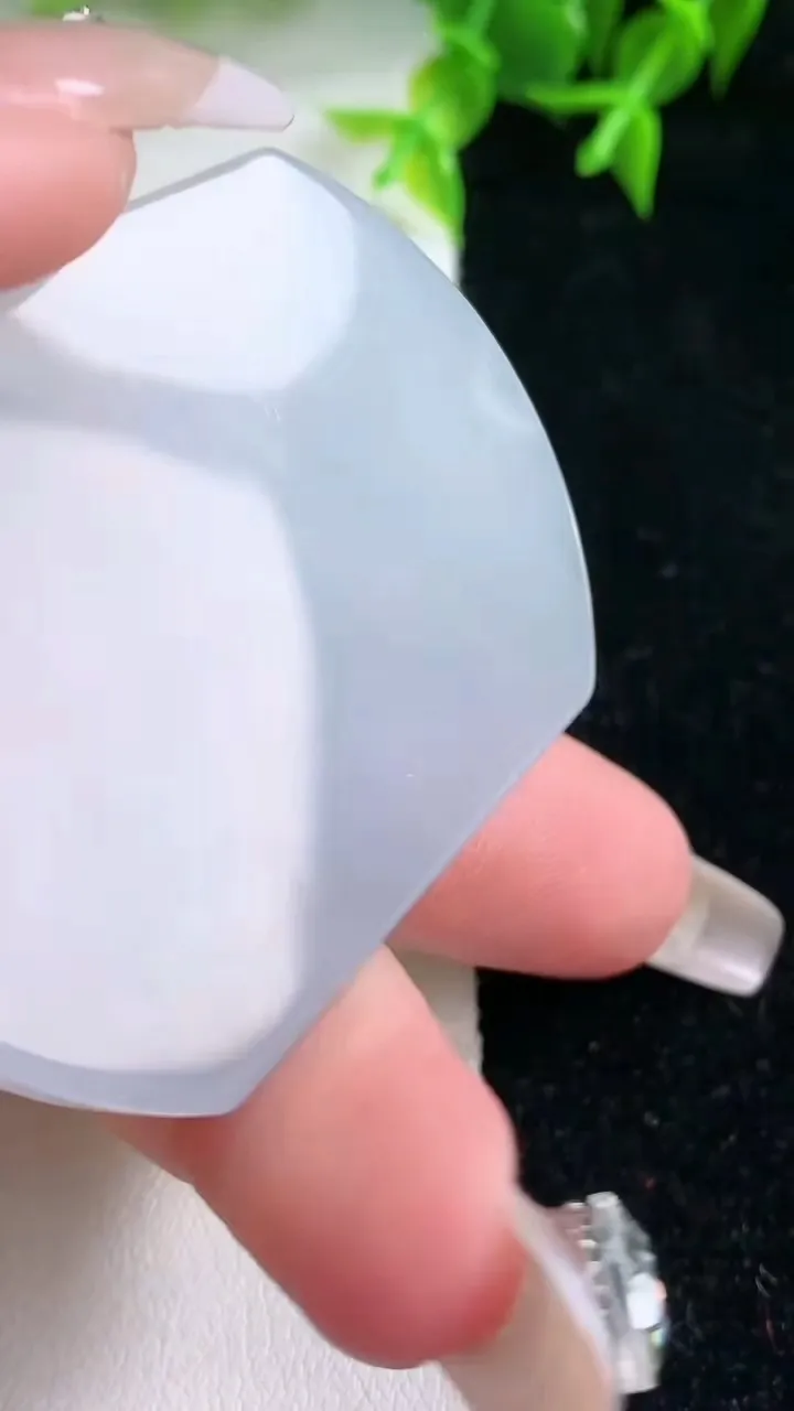 天然A货翡翠紫罗兰无事牌镶嵌件，尺寸49.5-40-5.8，重量:33.53g
1月23日