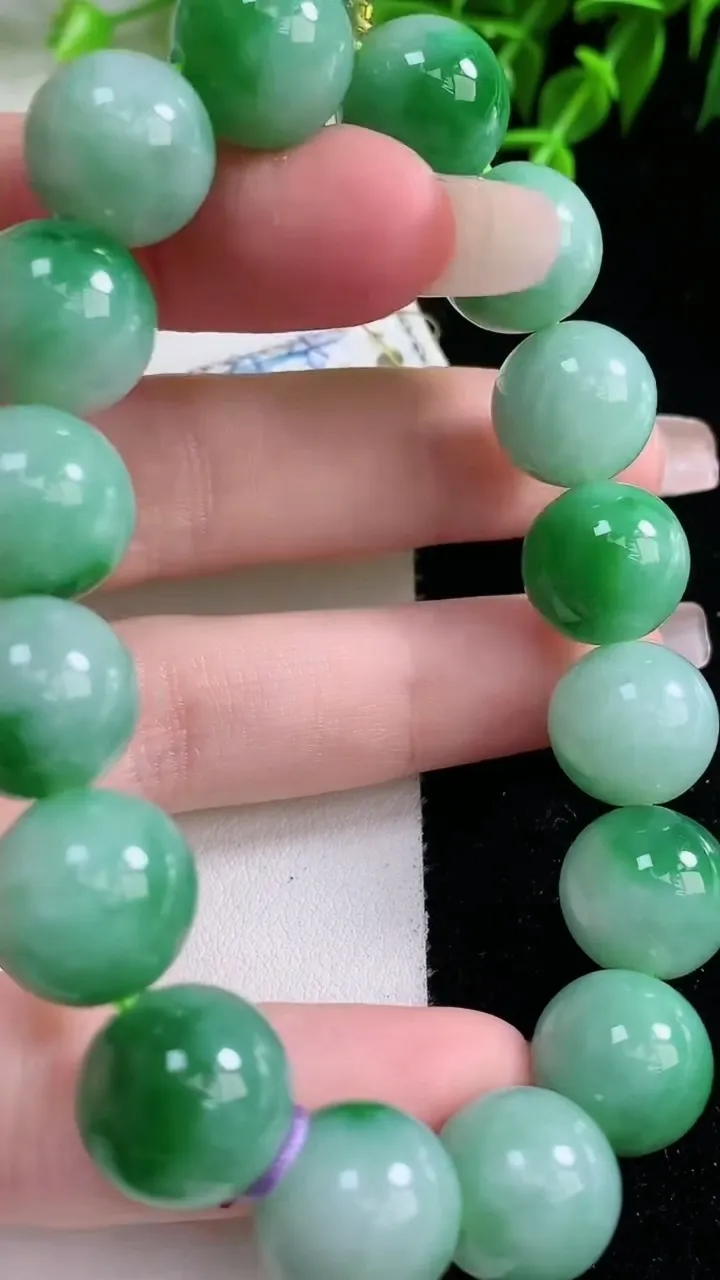 天然A货翡翠圆珠手串，尺寸12.5-16颗，重量:54.98g1月23日
工厂直销收藏佳品,种好水足