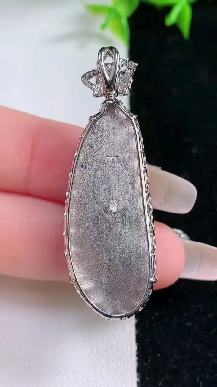 天然A货翡翠福瓜吊坠，尺寸37.5-16-9，重量:9.58g
1月23日