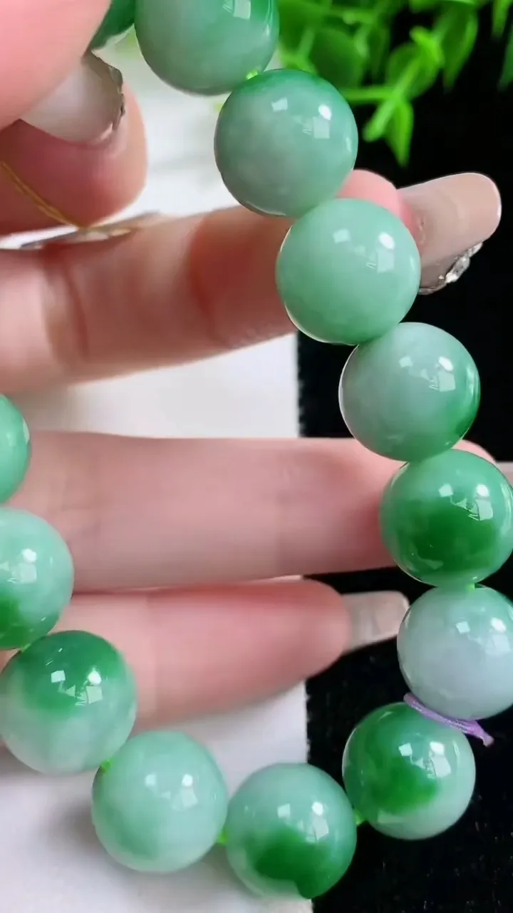 天然A货翡翠圆珠手串，尺寸12.5-16颗，重量:54.98g1月23日
工厂直销收藏佳品,种好水足，色泽均匀，有种有色，上手高大气！