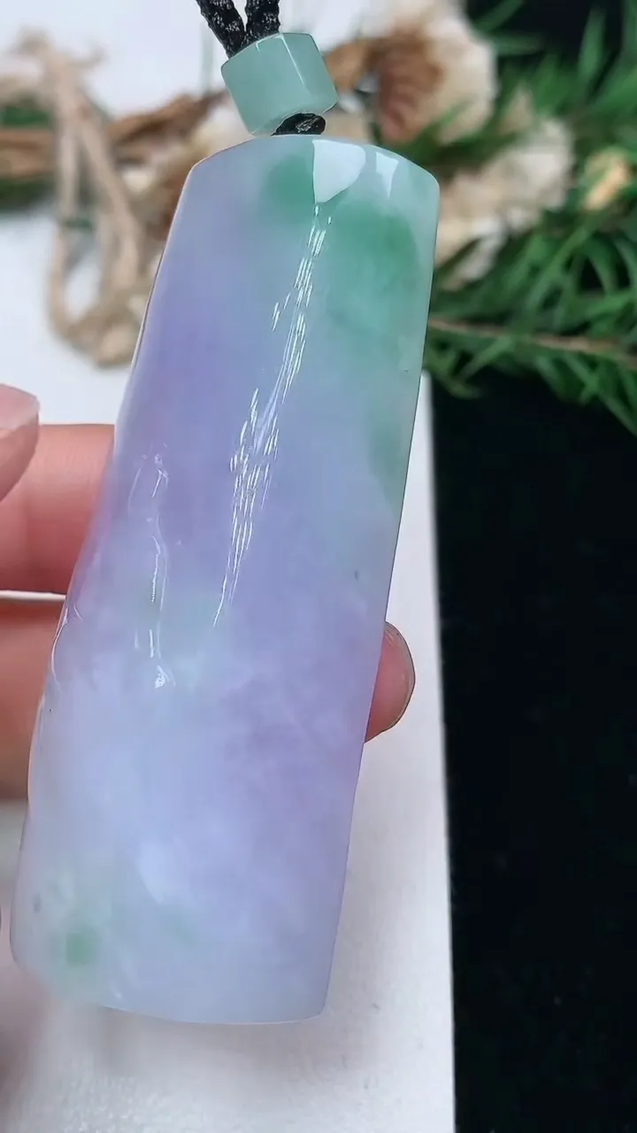 天然A货翡翠春带彩 紫罗兰无相观音吊坠，尺寸61.3-24-12.3，重量:42.12g
1月23日