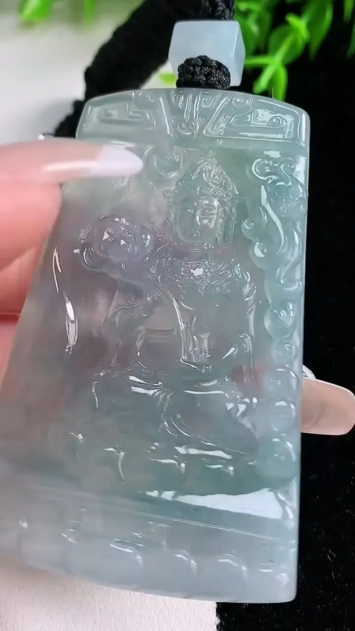 天然A货翡翠种飘花大势至菩萨吊坠，尺寸66.6-44.4-5.3，重量:42.46g
1月23日