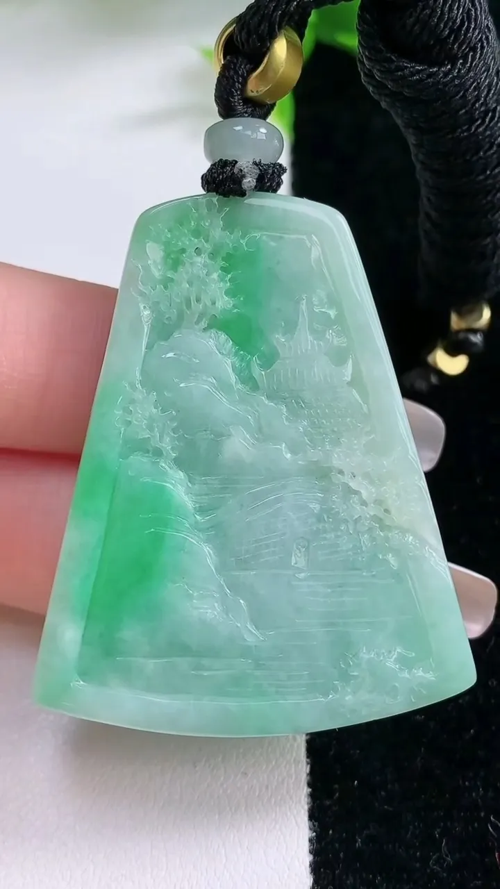 天然A货翡翠山水牌吊坠，尺寸46.2-37.8-8，重量:32.51g
1月23日
