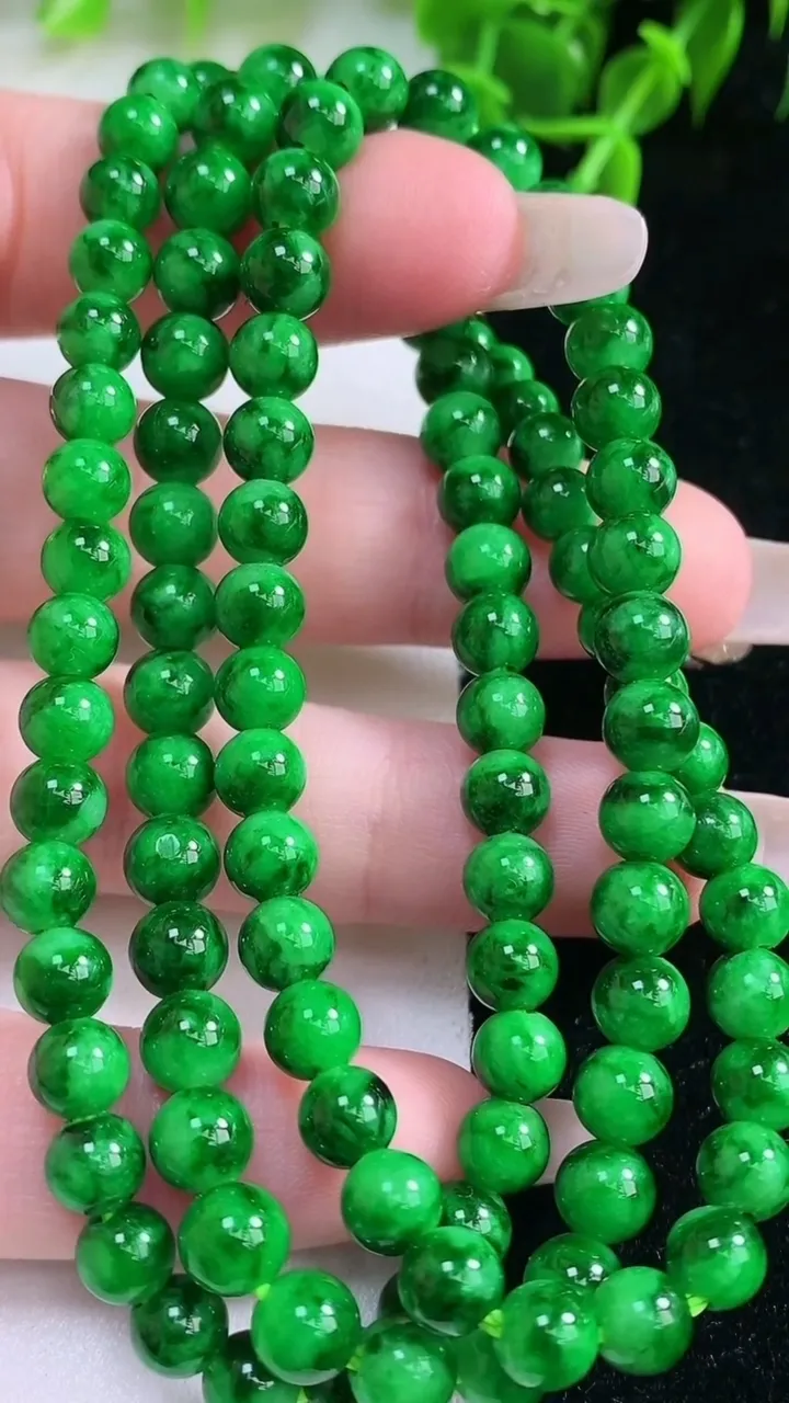 天然A货翡翠圆珠项链，尺寸5.4-104颗，重量:34.13g1月23日
工厂直销收藏佳品,种好水足，色泽均匀，有种有色，上手高大气！