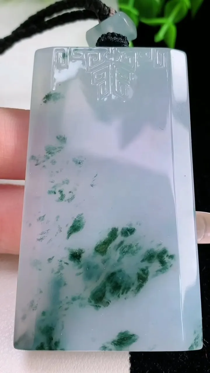 天然A货翡翠种飘花仿古无事牌吊坠，尺寸64-36.7-5.8，重量:47.98g
1月23日