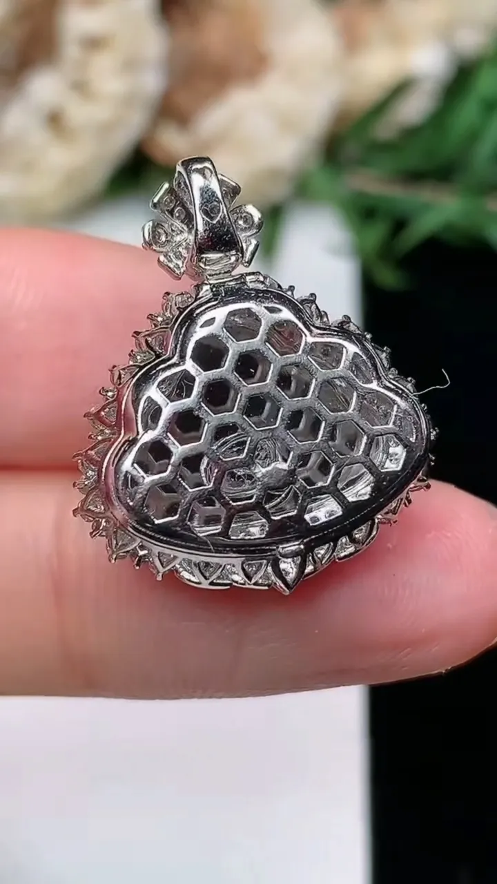 天然A货翡翠佛公吊坠，尺寸23-19.5-10.3，裸石10.8-14.7，重量:3.71g
1月23日