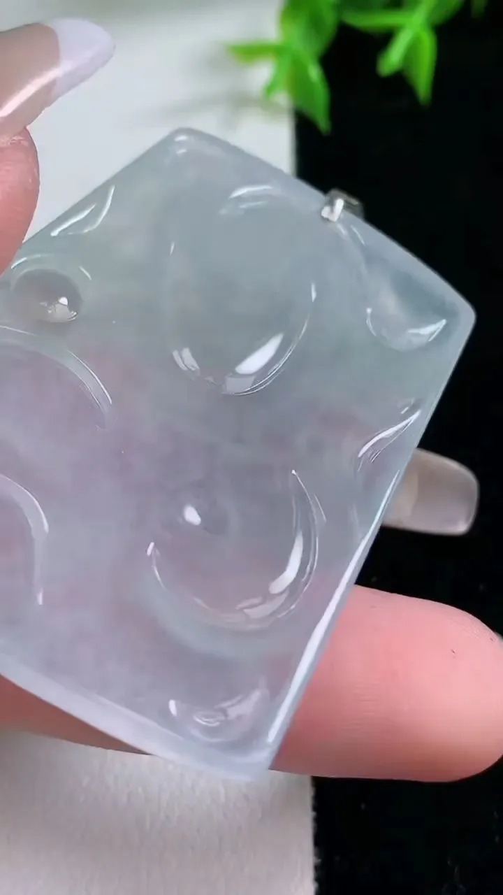 天然A货翡翠种白冰龙牌吊坠，尺寸52-36.6-6，重量:28.21g
1月23日