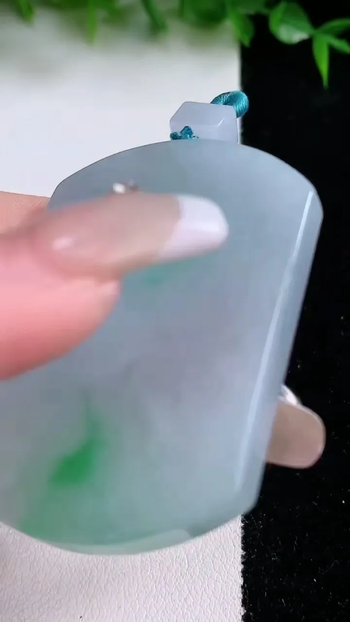 天然A货翡翠无事牌吊坠，尺寸52.6-39.8-5.5，重量:36.52g
1月23日