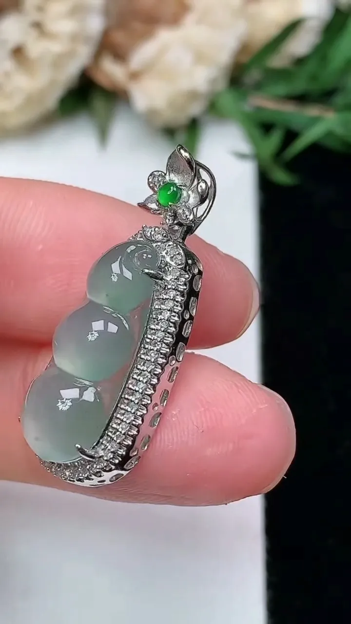 天然A货翡翠福豆吊坠，尺寸27.5-10.4-8.3
1月23日