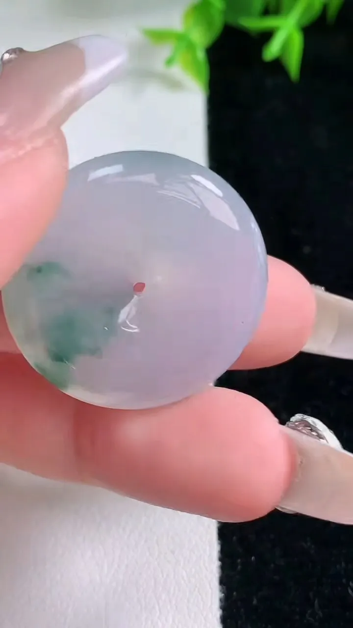 天然A货翡翠种飘花平安扣吊坠，尺寸26.6-5.8，重量:9.02g
1月23日