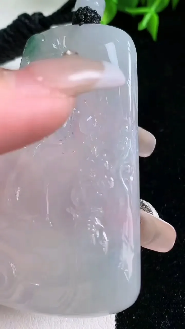 天然A货翡翠种飘花大势至菩萨吊坠，尺寸66.5-38.2-6.7，重量:41.96g
1月23日