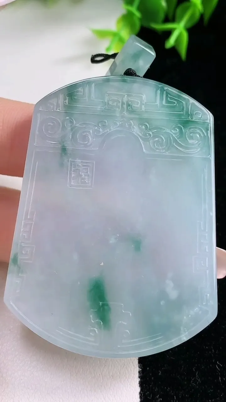 天然A货翡翠种飘花仿古无事牌吊坠，尺寸55.7-41-5，重量:37.10g
1月23日