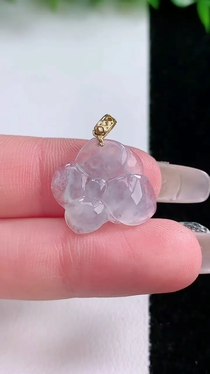 天然A货翡翠种白冰和和美美 荷花吊坠，尺寸15.8-18.9-4.5，重量:1.83g
1月23日