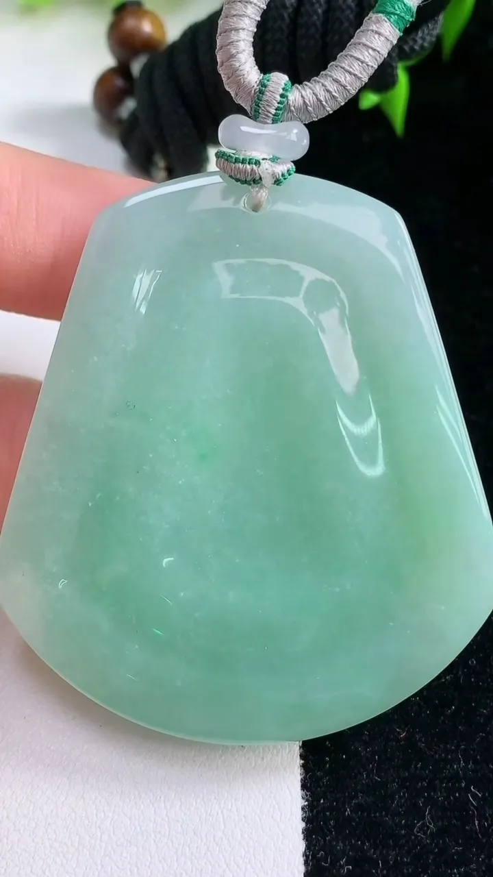 天然A货翡翠观音菩萨吊坠，尺寸54.5-48-8，重量:52.38g
1月23日