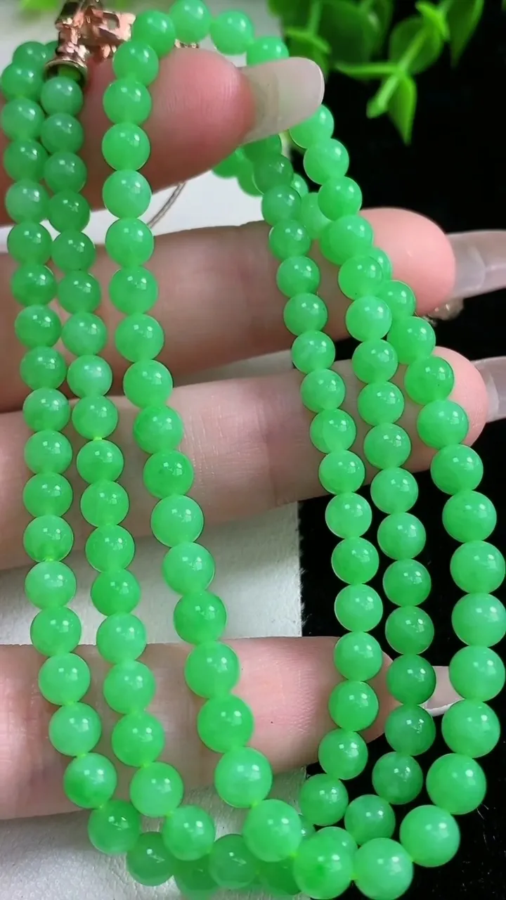 天然A货翡翠圆珠项链，尺寸4.9-127颗，重量:24.42g1月23日
工厂直销收藏佳品,种好水足，色泽均匀，有种有色，上手高大气！