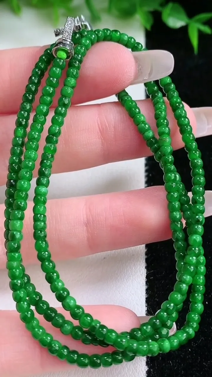 天然A货翡翠算盘珠项链，尺寸2.8-1.7-255颗，重量:10.58g1月23日
工厂直销收藏佳品,种好水足，色泽均匀，有种有色，上手高大气！