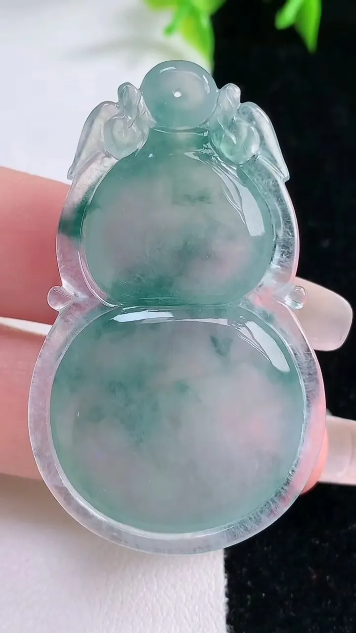 天然A货翡翠种飘花葫芦吊坠，，尺寸48.6-29.5-7.2，重量:23.36g
1月23日